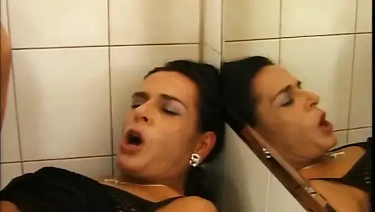 Tante seksi dengan tubuh aduhai dientot habis-habisan sama kontol besar sampai dicrot di dalam