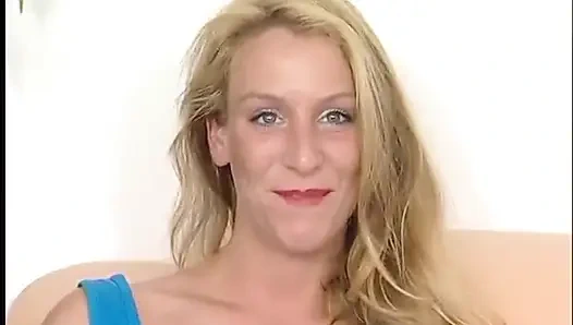 Super-blondine masturbiert mit dildo