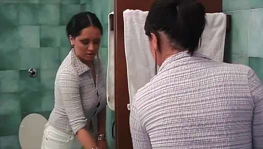 Pelacur ini mencuci penis pria itu dengan baik sebelum mengambilnya ke pantat