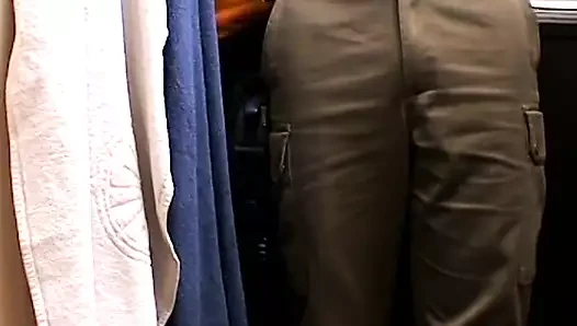 Minyon amatör fahişe banyoda oğlanın yarağını emiyor