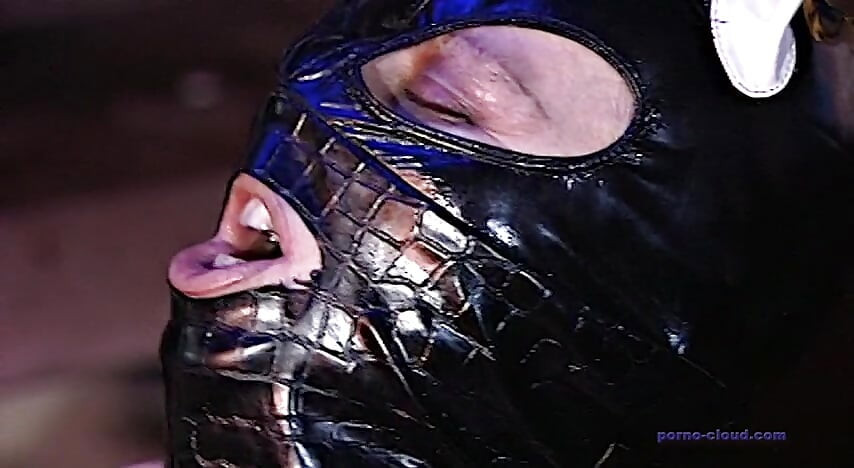 Προσκλήθηκαν κορίτσια με γροθιές λατέξ