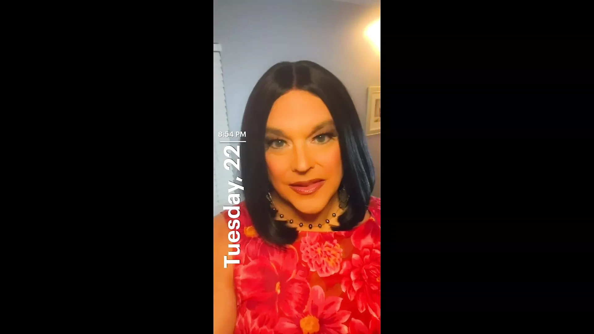 Сексуальная Stephanie в красном цветочном платье