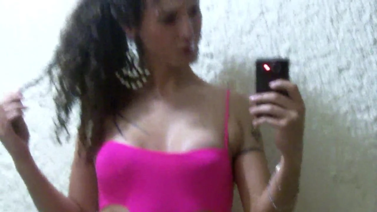 Nikki Ladyboys Fucsia berpakaian kasual