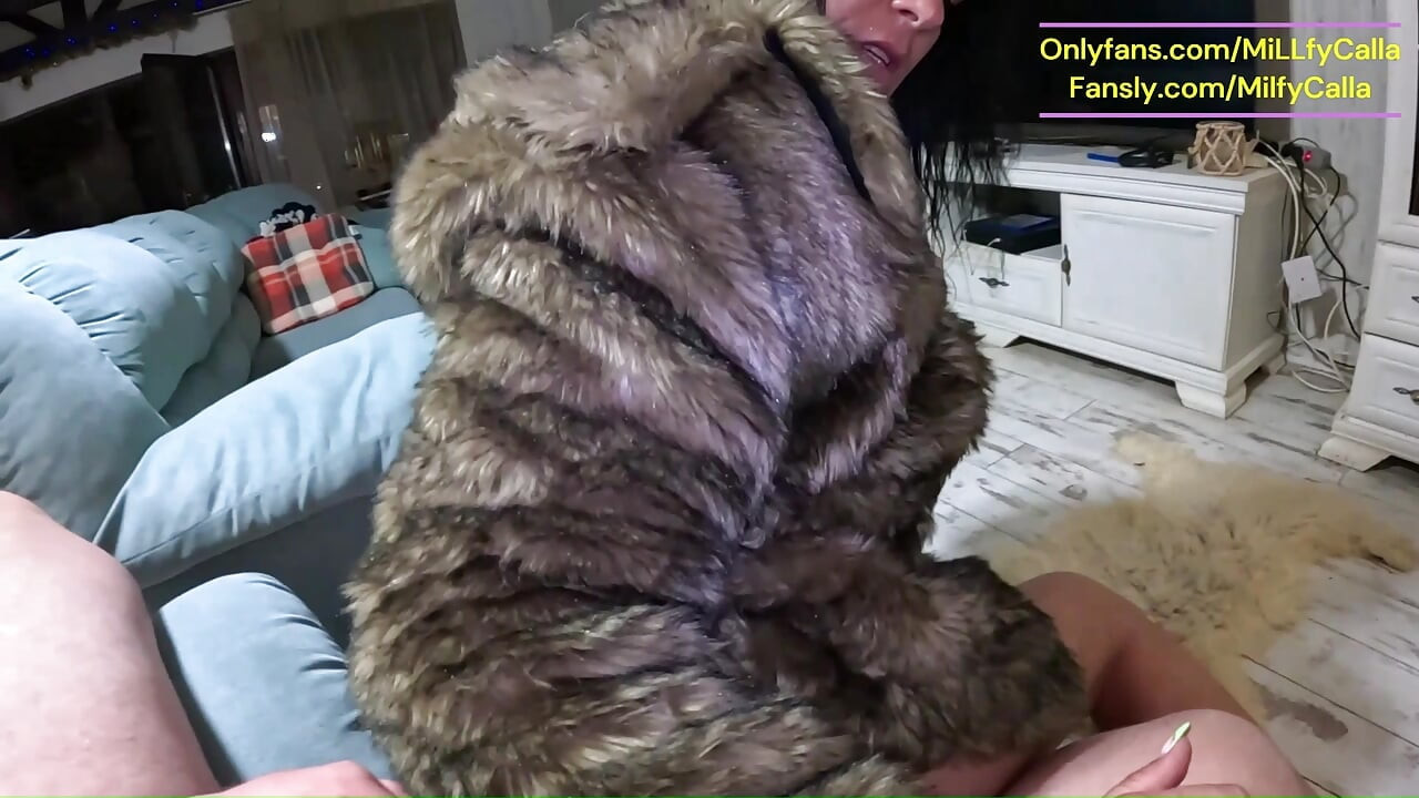 Abrigos de piel de lujo y masturbación militar con hablar sucio