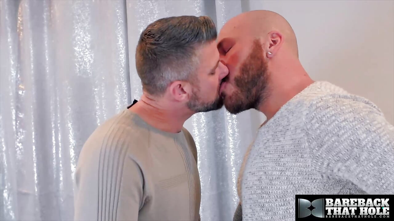 BEZ GOLE RUPE vruća guza Christian Matthews uzima Parker Logan sirovi kurac
