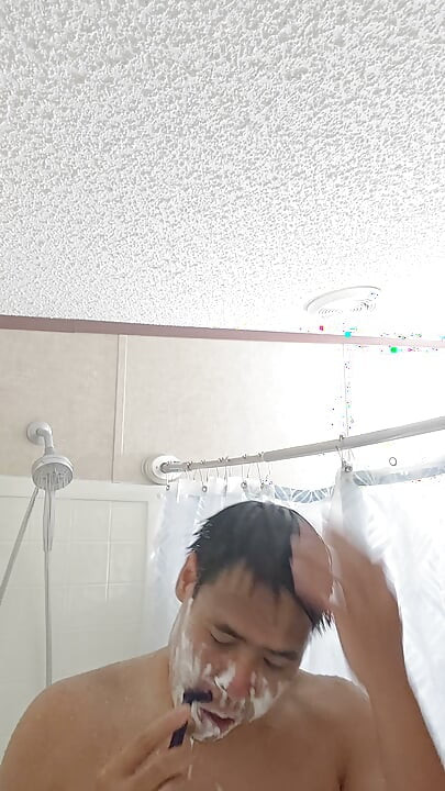 ASMR no Chuveiro Solo: Sons Molhados e Prazer Sensual