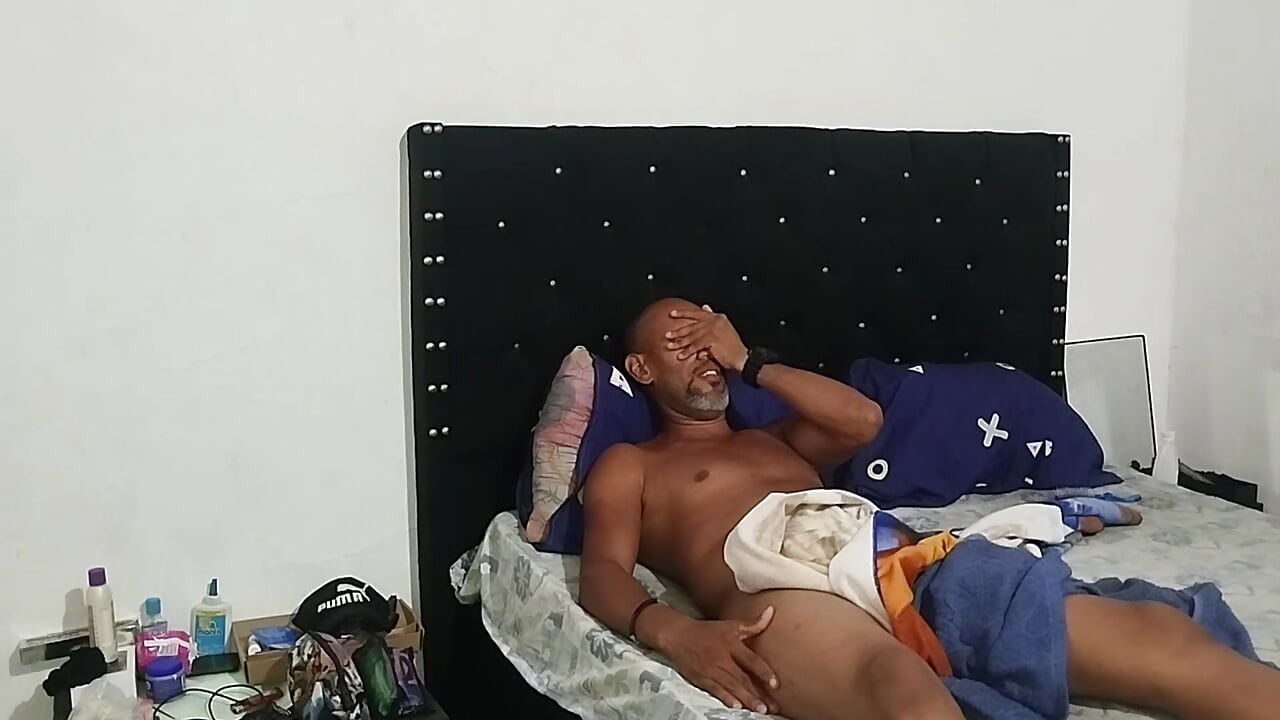 Üvey babamın ne kadar güzel bir yarağı var, beni sert sikmeyi biliyor, tam sevdiğim şekilde