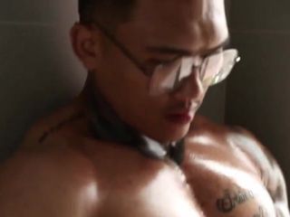 Tatuaje muscular tailandés, adoración y masturbación