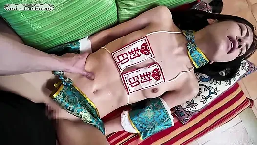 Bir vücudu çok azdırıyor, sallanıyor mu? Keskin pirsing çizgileri ve ft stop kazanan sınırlayıcı bir sallama