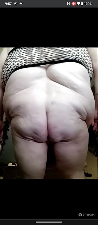Solo showing off ass and fupa