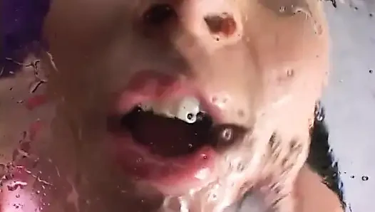 Puppe mit dicken titten sammelt nach dem anal-fick sperma in ihrer muschi
