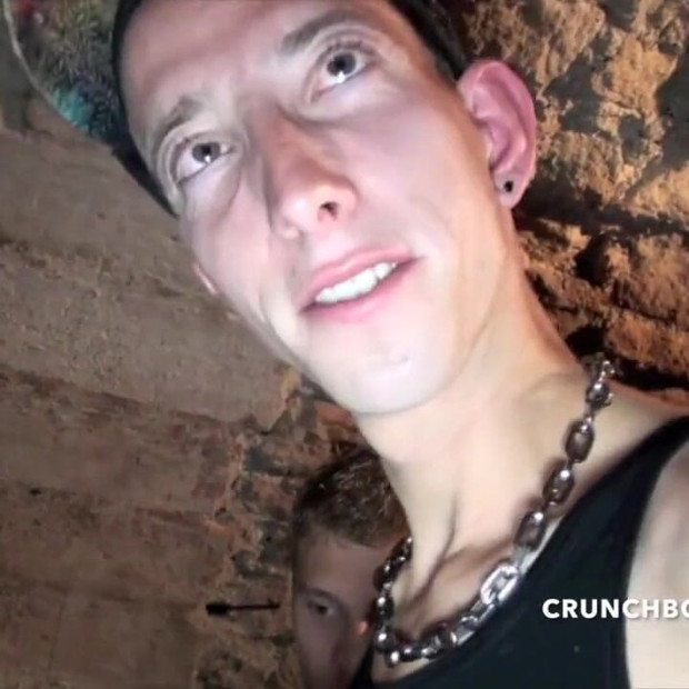 Twink 在地下室被 2 个大鸡巴顶级男孩性交