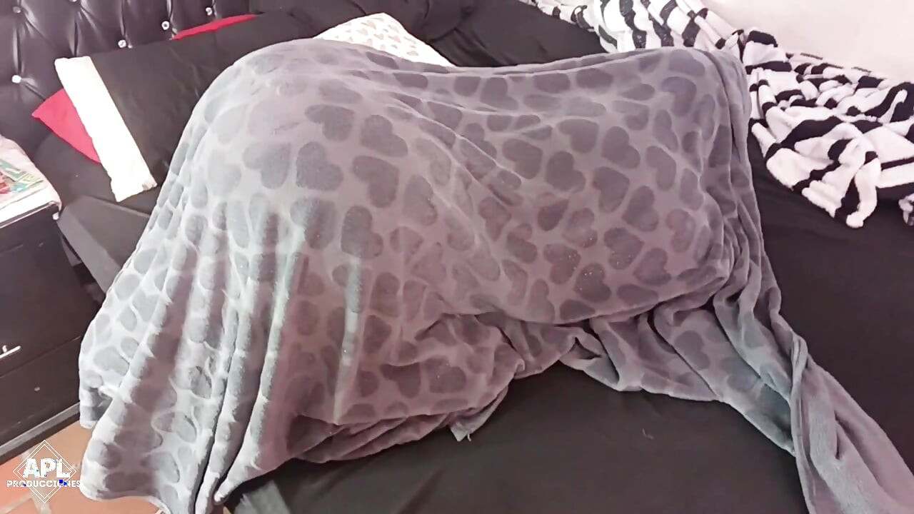 Maćeha mi kaže da me čeka u svojoj sobi, da je moram pronaći jer ima iznenađenje za mene