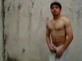 Ragazzo pakistano sexy che mostra il suo corpo
