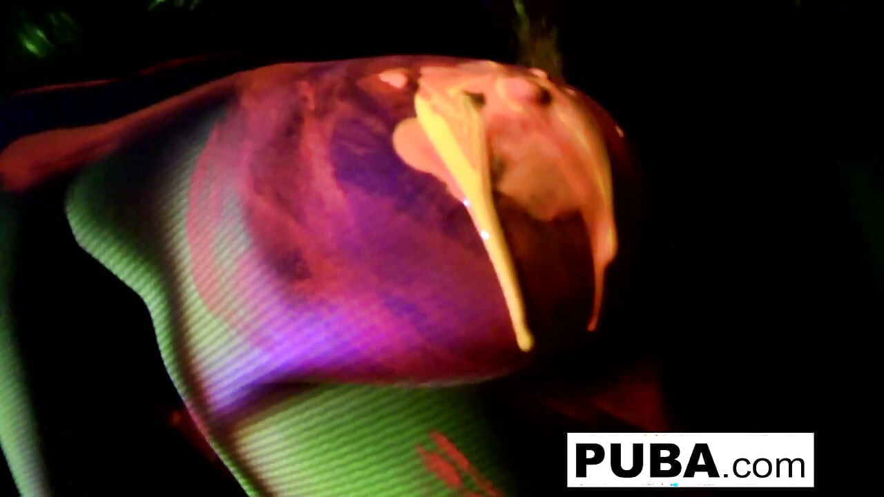 La plantureuse Natasha tourne une vidéo amusante et sexy en lumière noire