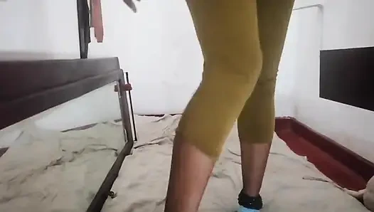 Сексуальная мачеха с большой задницей наклоняется к низу