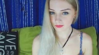 Une superbe blonde en bas masturbe sa chatte rose