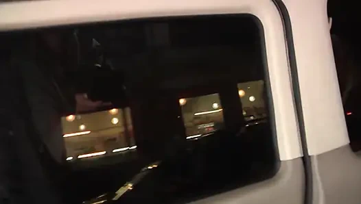 Cewek rambut pirang dientot habis-habisan di dalam fick bus