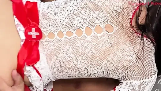 Sexy brünette asiatin in weißer spitze und strümpfen wird vom hengst geritten