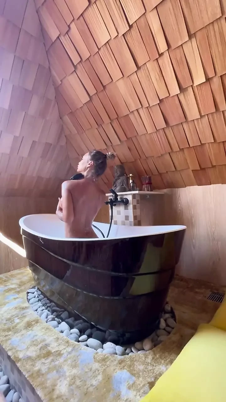 Bare stnon vali monika Fox snan men khud ko dhoti hai
