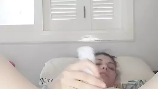 Une jeune fille se masturbe avec un déodorant
