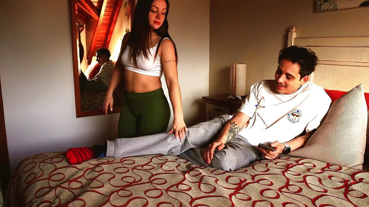 Sexo a três intenso com minha namorada e seu enteado na frente do noivo + final de leite