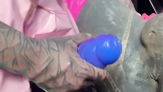 Татуированная девушка в режиме страпона, анал и соло