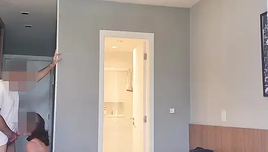 Пока муж жарит шашлык, я сосу и ебусь с его другом в комнате