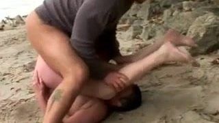 Ruwe neukpartij #38 dikke grote kont oma op het strand