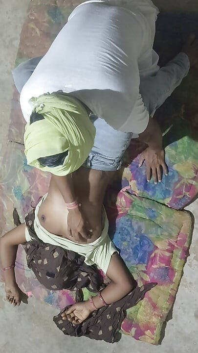 Le plaisir de faire l’amour vient d’une fille aussi sexy dans un village desi