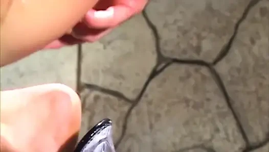 Azgın genç sürtük klitorisine dokunuyor ve büyük bir yarak götüne boşalıyor