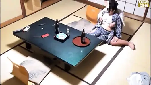 Rayuan bahenol pelayan pemandian air panas ini dientot habis-habisan di kamar pribadi -adegan.1