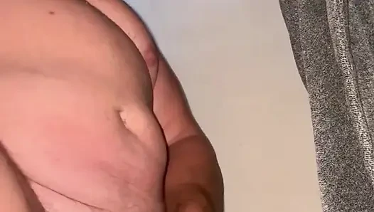 Şişman sigara içen üvey baba penis masajını kullanıyor