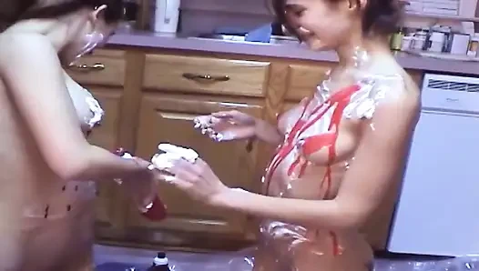Грязные кухонные крошки стекают, взбитые сливки и соус повсюду