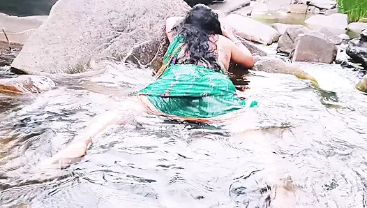 Seidentante, bad im freien sex im Wasserfall, Telugu, Dirtytalk.