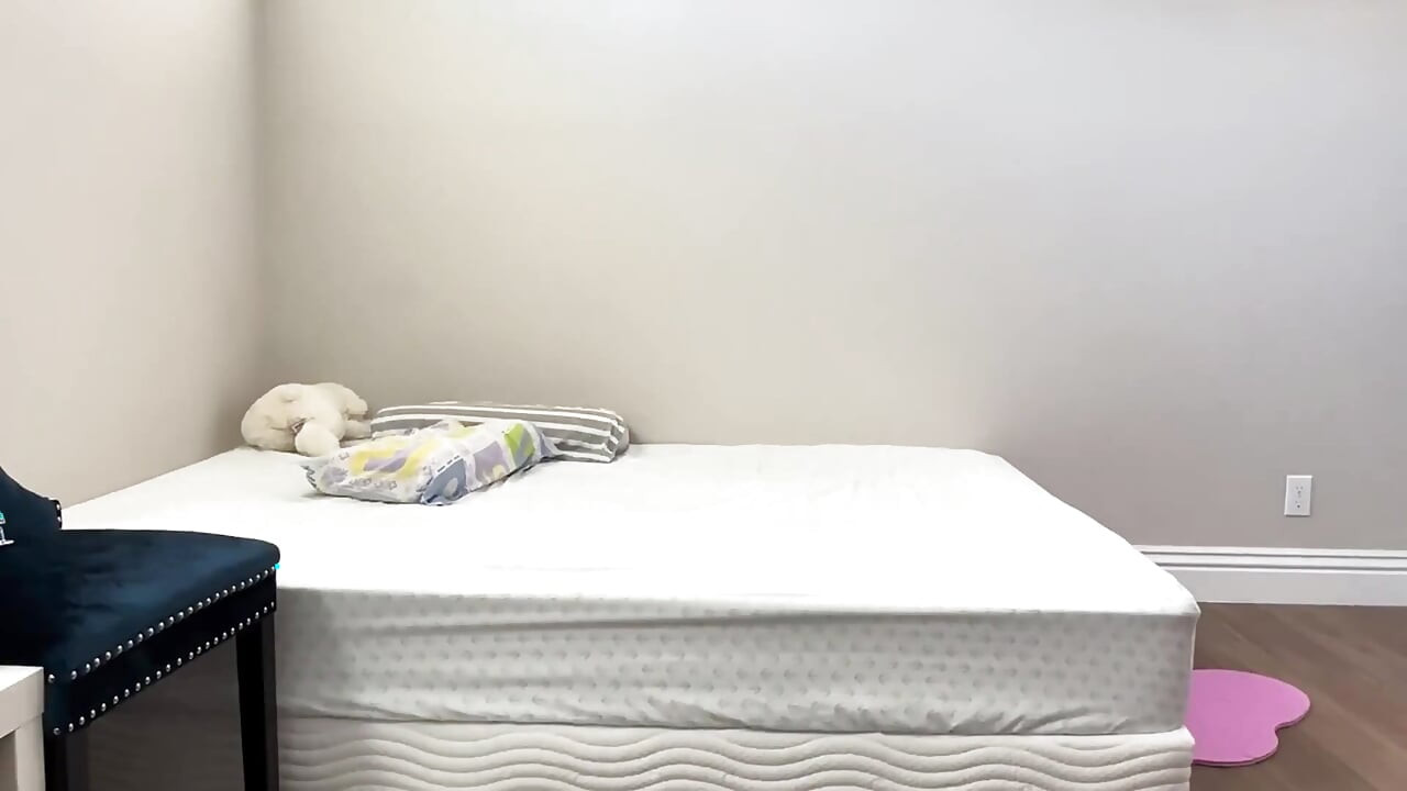 Knulla kåt kinesisk slampa i munnen och ät hennes fitta med Butt Plug i hennes röv