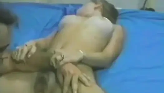 Minyon sarışın yarak emiyor ve sonra dildo alıyor