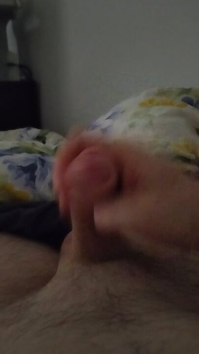 2026-05-07 mañana masturbándose en la cama con gran corrida