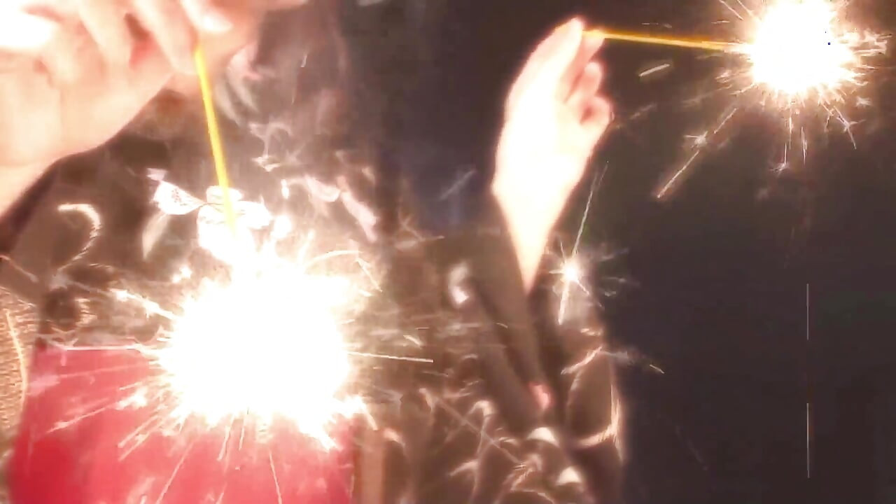 可愛的藝伎女孩吸吮一根大
