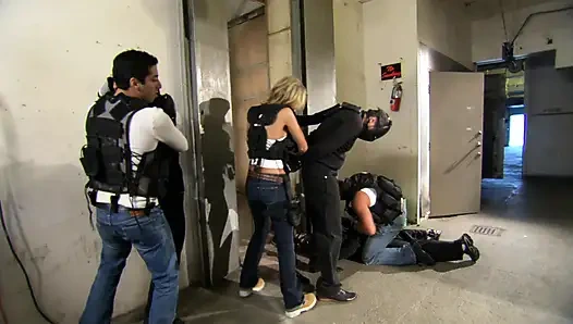 Büyük memeli bebek minibüste sikiliyor