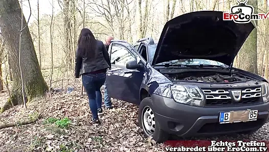 Jerman mengalami kerusakan mobil dan membayar mekanik dengan blowjob di hutan