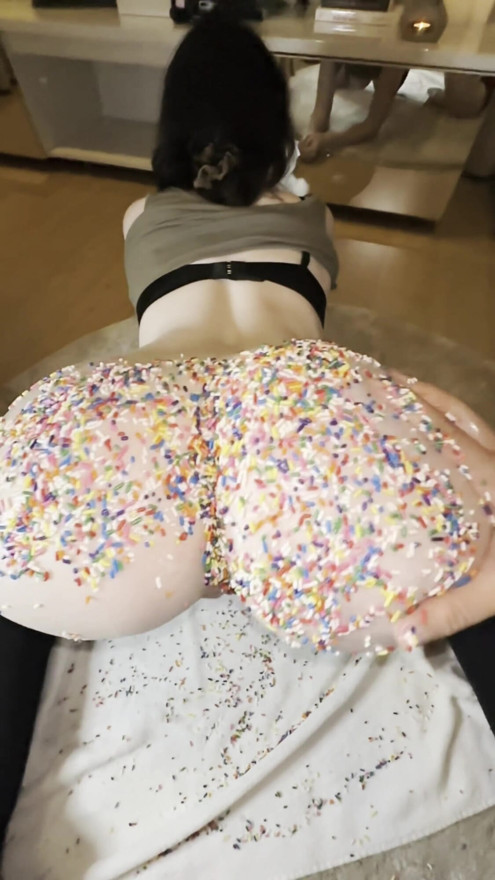 I prepared a cake with my own ass! Are you a fan of sweet ass white girl? | Clip 1