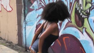 Menina negra mandi sessão de fotos nua