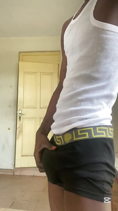 Băiatul de la facultate se masturbează și împușcă o încărcătură de spermă