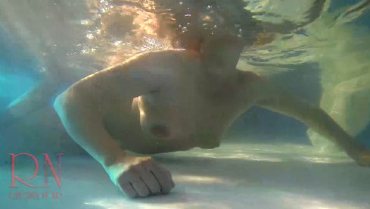 Espectáculo de coño bajo el agua. Sirena digitación masturbación Nena elegante y flexible, nadando bajo el agua en la piscina al aire libre.