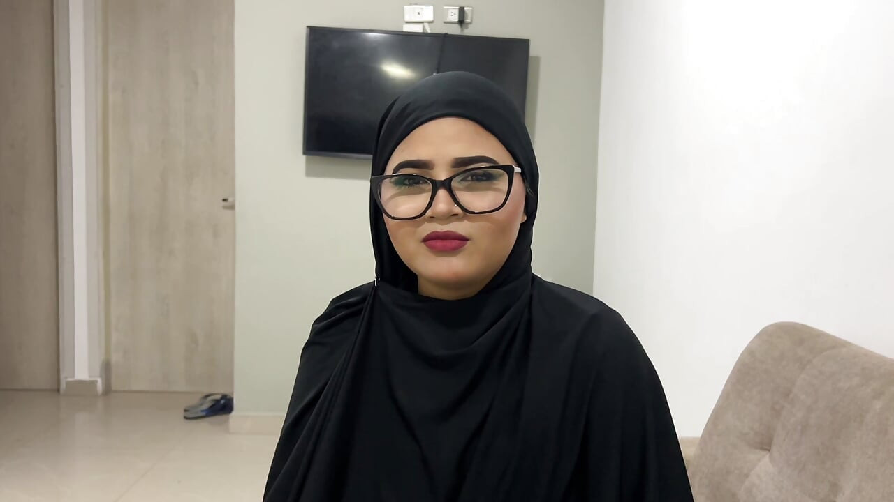 Dindar Müslüman üvey kız kardeş, inançlarını bir kenara bırakıp bir penis denemek için
