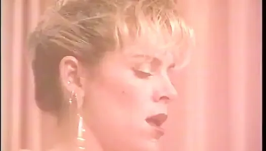 Seksi yarak emen sarışın yarağa bindikten sonra yüzüne boşalmanın tadını çıkarıyor (videoda müzikten başka ses yok)