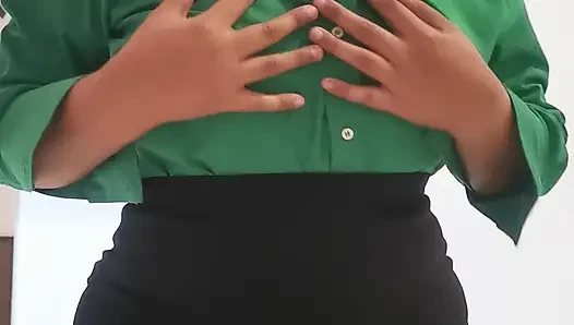 Kadın öğretmen birlikteydi, bu yüzden erkek arkadaşını bulmak için eve acele etti.