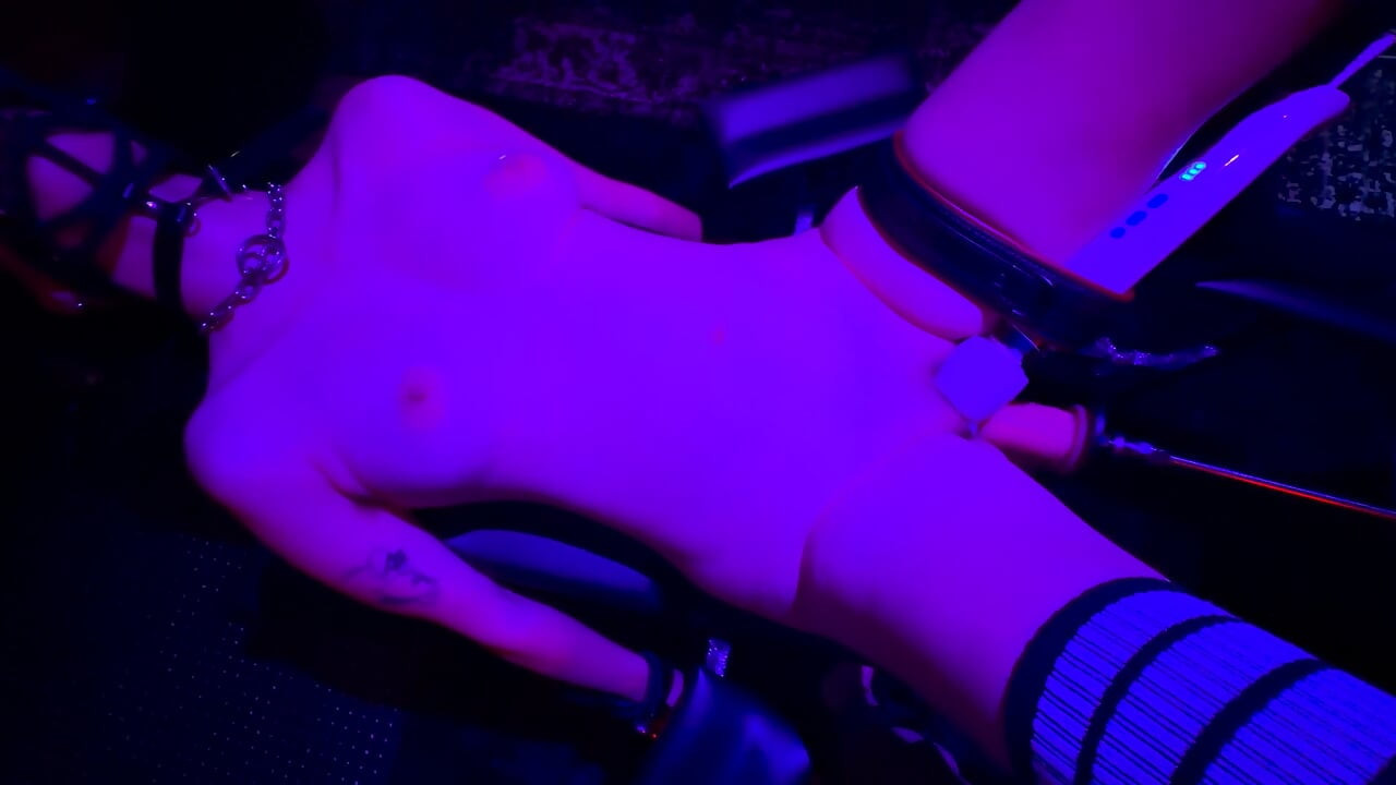戴着嘴的奴隶，无助地被我的机器无情地性交