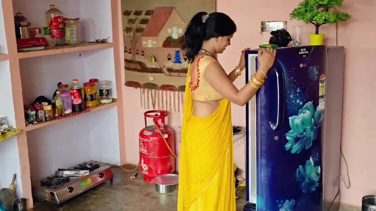 夜に義理の兄に誘惑される超ホットな義理の姉妹